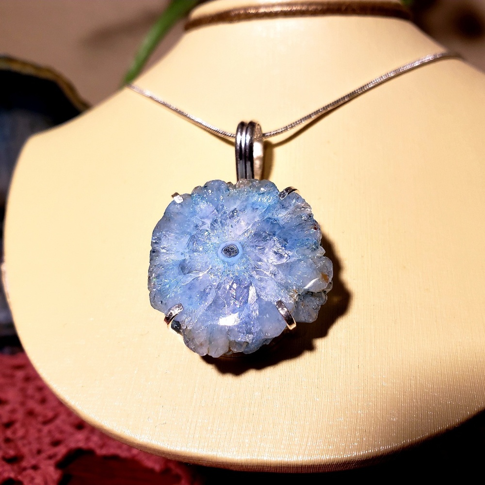 💎 Frosted Blue Solar Quartz Pendant Necklace - Picture 4 of 6